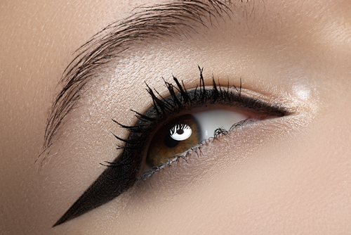 <p>Eyeliner uygularken göz kapağınızı fazla gererseniz gözlerinize çizdiğiniz çizgiler eşit olmaz.</p>
