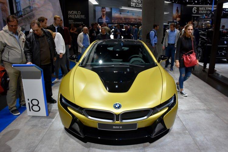 <p>Dünyanın en büyük otomobil fuarlarından olan ve bu yıl 67’ncisi düzenlenen Uluslararası Frankfurt Otomobil Fuarı (IAA) devam ediyor. 24 Eylül'de sona erecek fuarda, BMW i8 modeli de tanıtıldı.</p>
<p> </p>