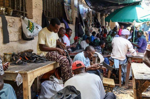 <p>Kenya`da yeteneklerini sanata dönüştüren insanlar eski araba lastiklerinden sandalet yapıyor. </p>
