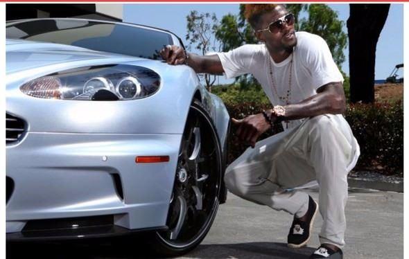 <p>Adebayor sadece ailesiyle değil gösterişli hayatıyla da ön planda. Her zaman zenginliğini gözler önüne seren golcü oyuncu jeti, arabaları, motosikletleri ve malikanesiyle dünyanın en zengin futbolcuları arasında yer alıyor. İşte Adebayor'un hayatından kesitler;</p>