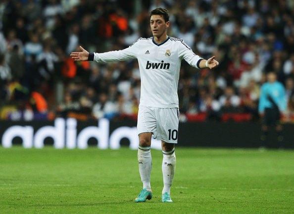 <p>Focus'a verdiği röportajda, Madrid'deki günlerini nasıl hatırladığı sorusunu yanıtlayan Mesut,<strong> "Real çok büyük bir sahneydi ama bazen kendimi o kadar yalnız hissediyordum ki, antrenmanlardan sonra evde tek başıma gezi ya da hayvan belgeseli izliyordum"</strong> şeklinde konuştu.</p>