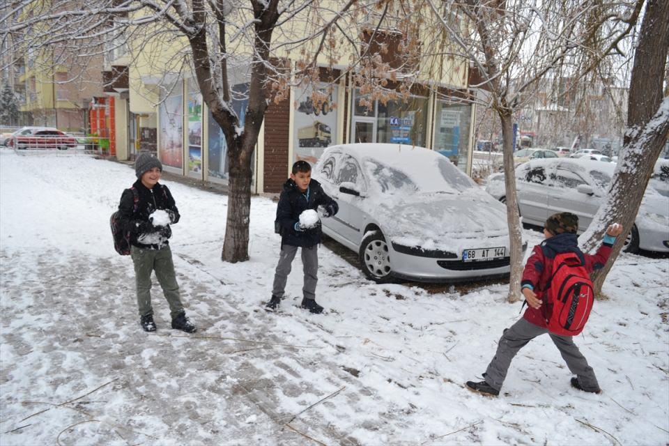 <p>Aksaray'da, yoğun kar yağışı nedeniyle eğitime bugün ara verildi. Okulların tatil edilmesinin ardından cadde ve sokaklara çıkan öğrenciler gönüllerince eğlendi.</p>
<p> </p>