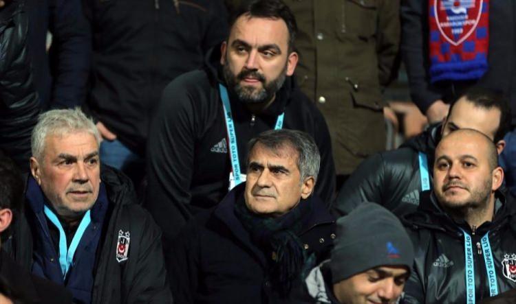 <p><strong>MUSTAFA DENİZLİ HAKEM Mİ?</strong></p>
<p>Galatasaray Teknik Direktörü Mustafa Denizli'nin hakemle ilgili eleştirisine Şenol Güneş, "Ben bir şey söyleyemem. Mustafa Hoca dostumdur, iyi bir antrenördür. Hakemle ilgili eleştiri yapmak için hakemlik pozisyon olması gerekiyor"</p>