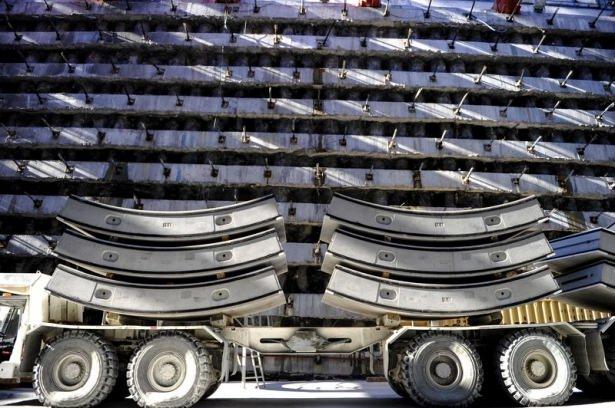 <p>Proje için özel olarak üretilen ve İstanbul Boğazı altında 3, 344 kilometrelik alanı kazarak ilerleyen tünel açma makinesiyle iki kıta deniz tabanı altında birleştirilmiş olacak. </p>