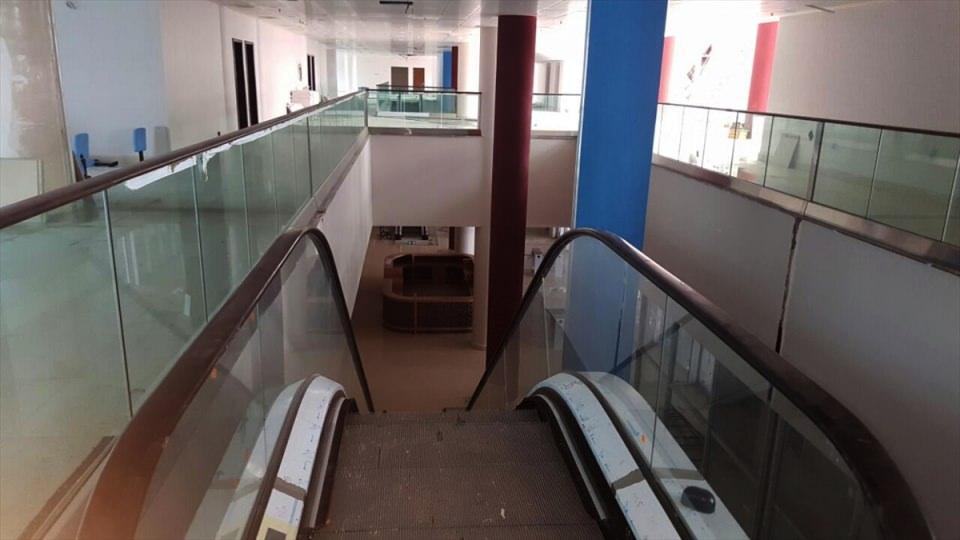<p>Stadyum çevresindeki alanların da çimlendirilmesine başlandığı, böylelikle etrafa yemyeşil bir görüntü kazandırılacağı ifade ediliyor. Stadyum kenarında 7 çim sahanın 2'si daha önce tamamlanırken diğer 5'inin de kısa sürede bitirileceği bildirildi.</p>
<p> </p>
