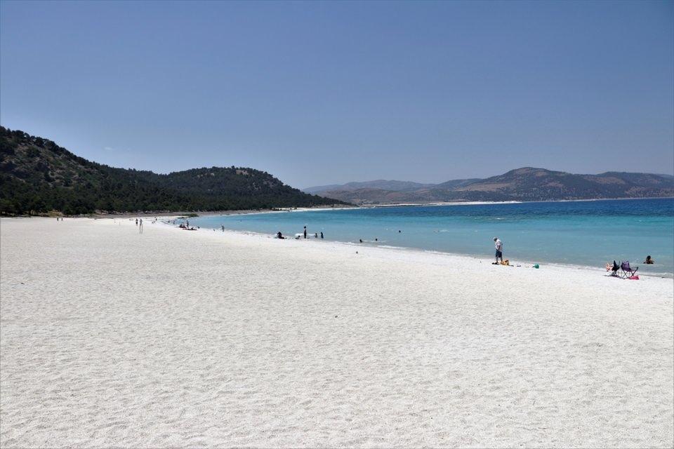 <p>Yapılan çalışmalarla Salda Gölü ve Salda Kayak Merkezinde turistlerin yaz kış rahat ve güzel zaman geçirebileceğini ifade eden Yılmaz, gölün birçok özelliğe sahip olduğuna işaret etti. </p>
<p> </p>