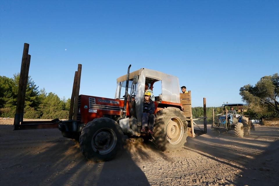 <p>Ormana ulaştıklarında hemen işe başlıyorlar. Hızarı eline alan Sevinç, onlarca metrelerdeki kızılçamları birer birer deviriyor, buduyor ve daha sonra kendilerinden istenilen ölçülerde parçalara ayırıyor.</p>