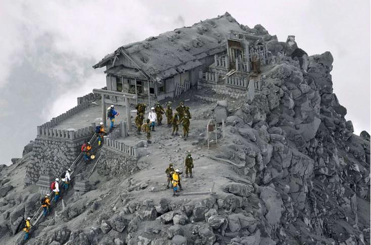 <p>Japonya'da Ontake Yanardağı'nın külleriyle kaplanan tapınak</p>

