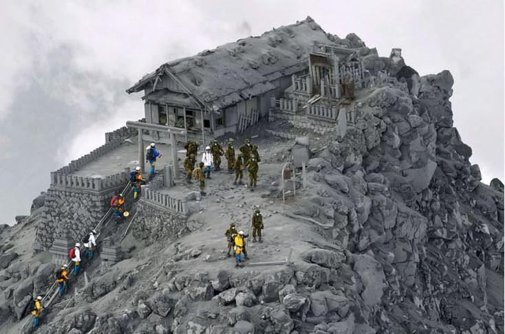 <p>Japonya'da Ontake Yanardağı'nın külleriyle kaplanan tapınak</p>