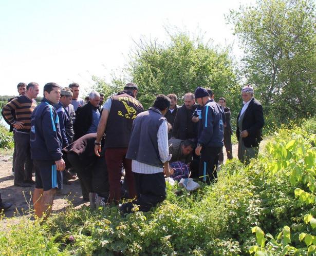 <p>Adana'nın Seyhan ilçesinde, şeftali bahçesinde dün kaybolan 8 yaşındaki Muhammet Ali Mete kanalette boğulmuş halde bulundu.</p>

<p> </p>
