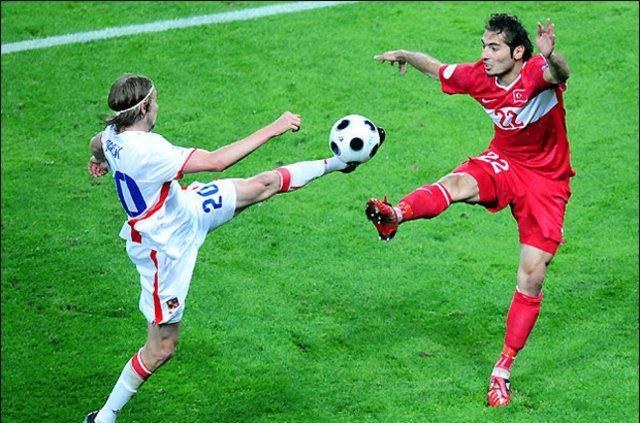 <p><strong>3- HAMİT ALTINTOP</strong><br />
EURO 2008'deki iki maçta Hamit Altıntop'u sağ kanat yerine orta sahada oynatan Fatih Terim, şüphesiz bu kararıyla Milli Takım'ın başarısında kilit bir rol oynadı.</p>
