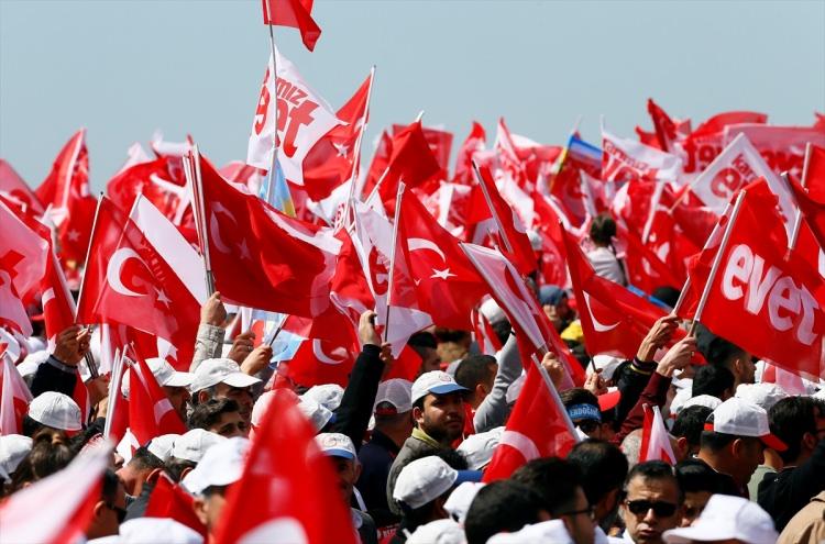 <p>Gündoğdu Meydanı'nda düzenlenen "İzmir Buluşması"na vatandaşlar ilgi gösterdi.</p>