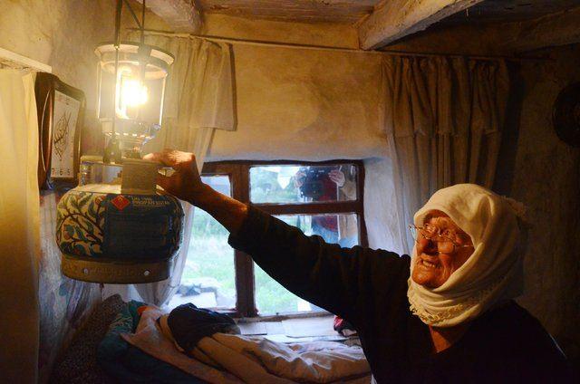 <p>Uslu da 50 yıldır gaz yağı, haşhaş yağı ve küçük tüple aydınlatmayı sağladığı evi ile sokağına elektrik bağlattığı için Bakan Albayrak'a teşekkür etti.</p>

<p> </p>
