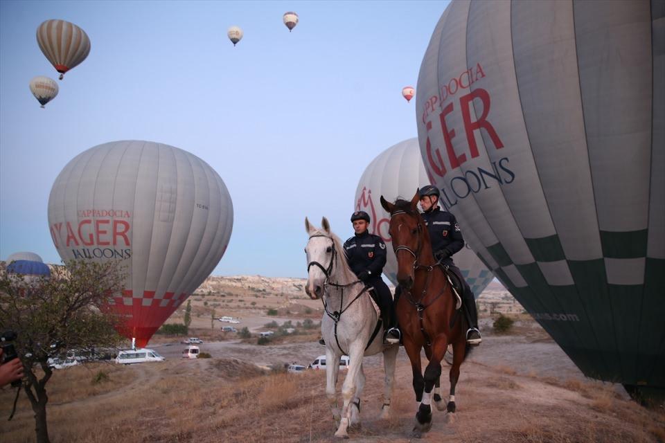 <p>"Uzay katı" olarak adlandırılan ikinci katta ise atmosfer olayları, güneş sistemi, gezegenler ve galaksilere ilişkin bilgiler sunulacak. Bu kattaki yer çekimsiz alan ile merkeze gelen ziyaretçiler uzay ortamını tecrübe edebilecek. </p>

<p> </p>
