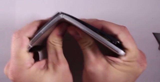 <p>Saniyeler içinde telefon paramparça oldu...</p>
<p> </p>