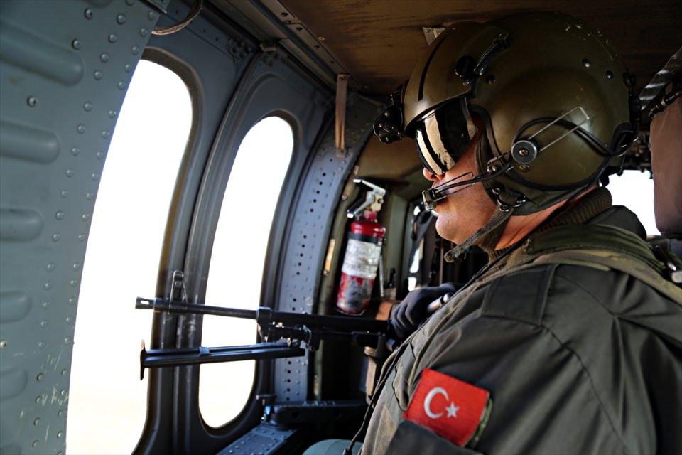 <p>"Terör örgütünün bundan çok rahatsız olması, üssün açıldığı 2015'ten bu yana 150'ye yakın irili ufaklı taciz ve saldırı girişiminde bulunması da bunun göstergesidir. Yapılan bu saldırı girişimlerinde arkadaşlarımız kahramanlıklarıyla görevlerini en iyi şekilde yerine getirmiş ve örgüte önemli zayiatlar verilmiştir." diyen Doğan, şu anda geniş çaplı operasyonlarda bölgenin etkin kullanıldığını bildirdi.</p>
<p> </p>