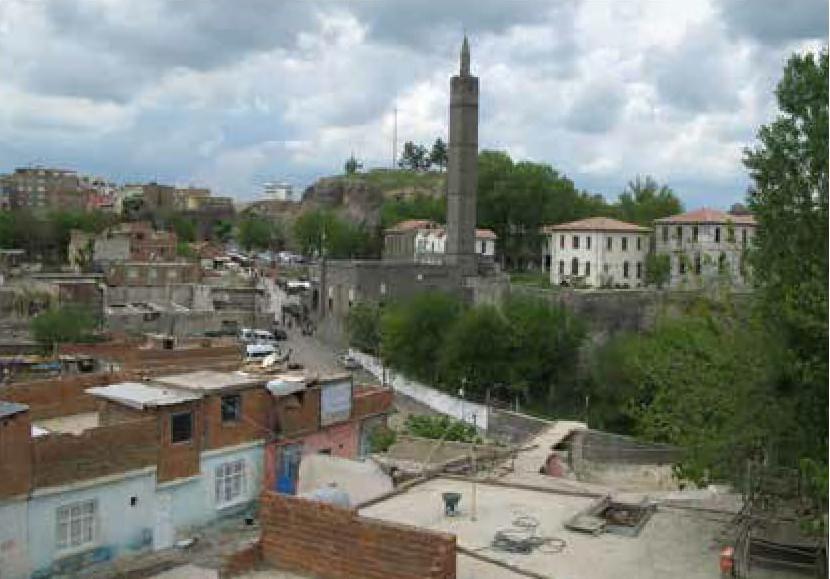 <p>Çevre ve Şehircilik Bakanlığımız ile ortaklaşa yürüttüğümüz projeler kapsamında Diyarbakır başta olmak üzere Şırnak, Mardin ve Hakkâri’de 22 bin 700 konut planlandı ve bunların büyük bir kısmının inşaatına başlandı."</p>
