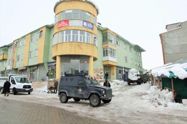 <p>Mardin'in Nusaybin ilçesinde yaklaşık 5 ay önce teröristlerce Abdulkadirpaşa, Fırat, Dicle ve Yenişehir ilçelerinde kazılan çok sayıda çukur ve barikata patlayıcı yerleştirildi. </p>
<p> </p>