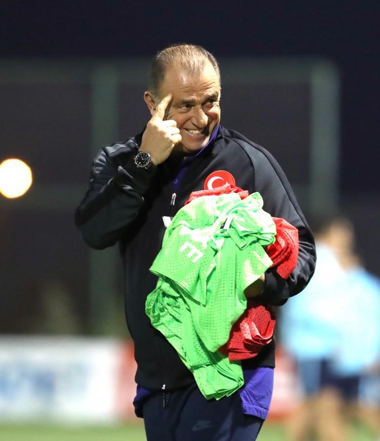 <p>Atiker Konyaspor Kayacık Tesisleri'nde Türkiye Futbol Direktörü Fatih Terim yönetiminde gerçekleştirilen son antrenmanda futbolcular, topla yaptıkları ısınma hareketleri ile çalışmalarına başladı.</p>