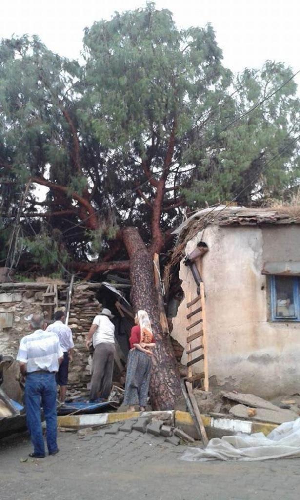 <p>Manisa</p>

<p>Yaz yağmuru, Türkiye'nin batısında etkili oldu; rögarlar taştı, yollar göle döndü...</p>
