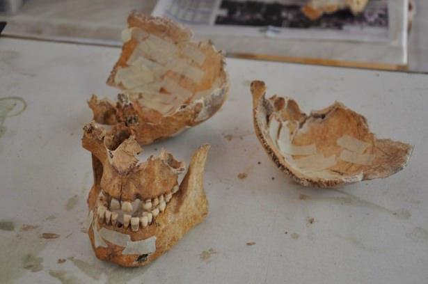 <p>Kilis'teki Oylum Höyüğü'nde, Orta Tunç Çağı dönemine ait 3 bin 900 yıllık 2 kadın iskeleti bulundu. </p>
