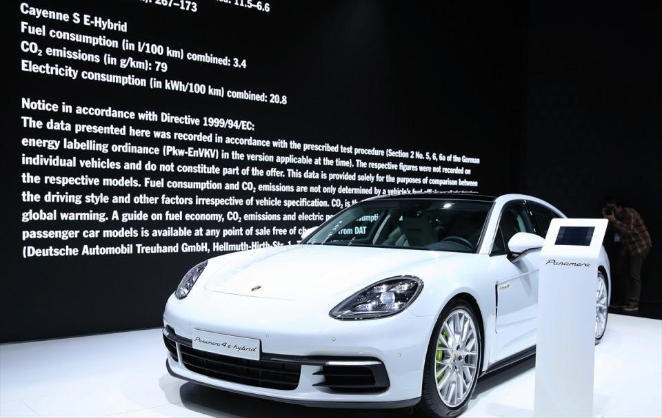 <p>Porsche Paramera 4 e - hybrid</p>
