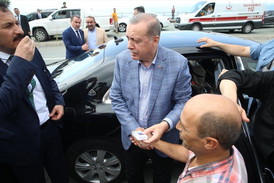 <p>Erdoğan, incelemelerinin ardından helikoptere binmek üzere geldiği Kopmuş mevkii civarında aracından inerek vatandaşlarla sohbet etti ve bir vatandaşın cebindeki sigara paketini aldı.</p>