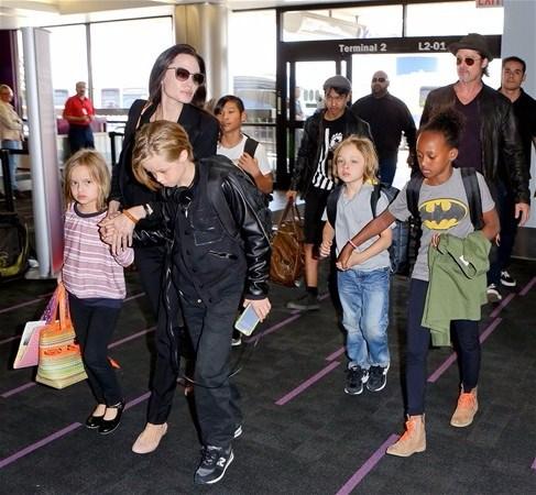 <p>Üçü biyolojik, üçü evlatlık altı çocuk annesi olan Angelina Jolie şimdi de yoksul bir ailenin çocuklarına yardım elini uzattı. Üstelik sadece kendisi değil kocası Brad Pitt ve tüm çocuklarıyla birlikte. Jolie bir anlamda, Kamboçyalı yoksul bir aileyi "evlat" edindi.</p>

<p> </p>
