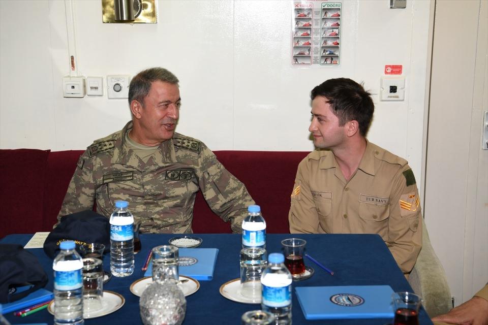 <p>Orgeneral Akar, birlik personelini bu yönde gösterdikleri çabadan dolayı kutlayarak, Deni̇z Kuvvetlerinin sahi̇p olduğu imkan ve kabiliyetleri her geçen gün daha da i̇leri̇ye taşıyarak, modern deni̇z harp si̇lah ve araçlarını üretmeyi hedef edinmeleri gerektiğini vurguladı.</p>

<p> </p>
