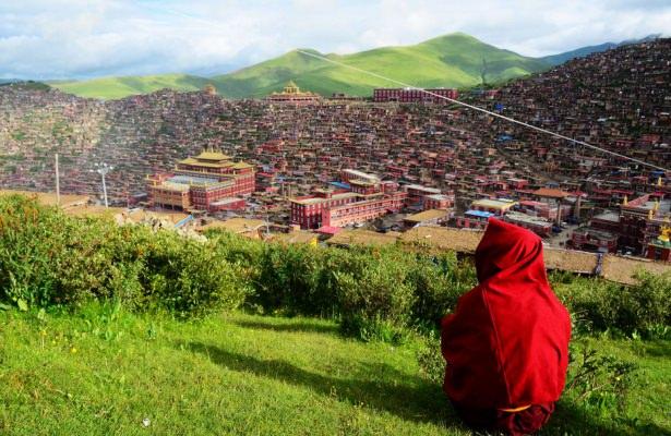 <p>Tibet manastırı etrafındaki bu küçük derme çatma evlerde yaşayanlar ise Budistler...</p>
