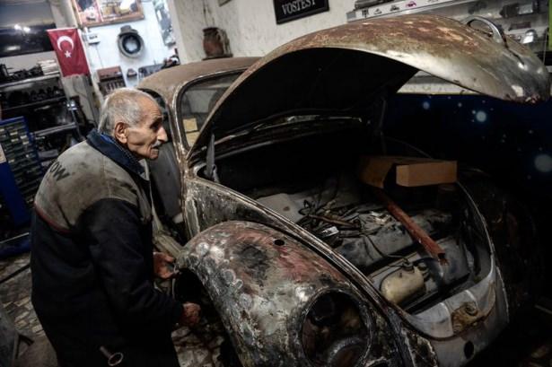 <p>"Vosvos"ların özellikle kaportalarını ve motor aksamlarını tamir ederek onlara adeta yeniden hayat veren Necati Usta, eskimiş de olsa araçlarından vazgeçemeyen vosvos tutkunlarının başvurduğu ilk isimlerden.</p>
<p> </p>