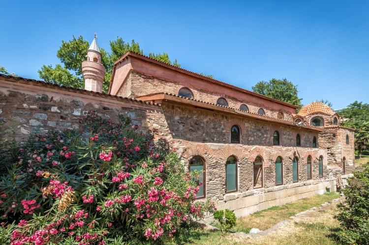 <p>16 - İznik Ayasofya (Orhan Cami) / Bursa</p>

<p>İznik'in tam ortasında yer alan bu yapı tarihte Hıristiyanlıkla ilgili önemli kararların alındığı 7. Konsüle ev sahipliği yapmıştır. Kiliseden camiye çevrilen yapı 1331 yılından sonra Orhan Gazi Cami adını almıştır. Kilise olarak kurulan ve tarihsel süreçte cami olarak kullanılan İznik Ayasofya, daha sonra müzeye dönüştürülmüştür.</p>

