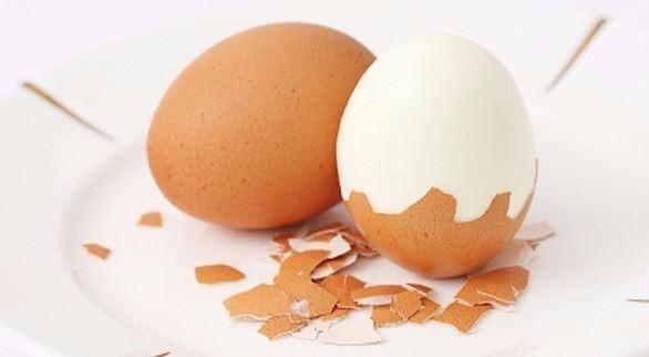 <p><strong>Yumurta Soyma Sorunsalı</strong><br />
<br />
Haşlanmış yumurtaları daha rahat soymak için kaynayan suya bir kaşık kabartma tozu ekleyin.</p>