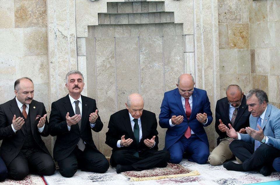 <p><strong>BİZİ KORKUTAMAZLAR</strong></p>
<p> </p>
<p>12 Eylül öncesi sonuç alamayan, emellerine muvaffak olamayan emperyalizmin yerli, yabancı ve yeni yetme uşaklarının kanlı ve acımasız saldırılarına devam ettiğini vurgulayan Bahçeli, şunları kaydetti:</p>