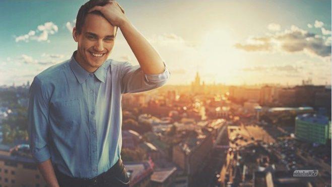 <p>Alanında yeterince b&uuml;y&uuml;me g&ouml;steren sanat&ccedil;ı, ışık oyunlarıyla fotoğraftaki insanları bambaşka boyutlara taşıyabiliyor.</p>
