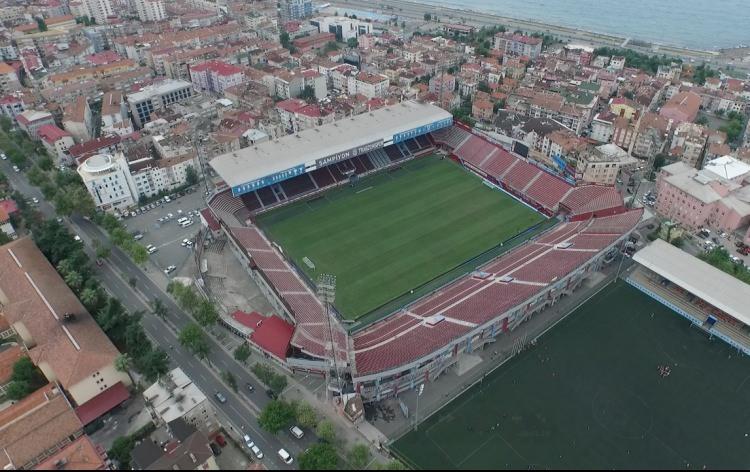 <p>Çeşitli dönemlerde yenileme çalışmaları yapılan, kapasitesi artırılan, bordo-mavili takımın geçmişteki büyük başarılarına tanıklık eden ve artık vedaya hazırlanan stadın son koltuk sayısı 24 bin 169 olarak kayıtlarda yer alıyor.</p>