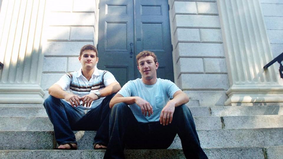 <p>DUSTIN MOSKOVITZ, oda arkadaşı Zuckerberg ile birlikte Facebook'u kurdu ve Harvard'ı birlikte bırakıp Kaliforniya'ya giderek platform üzerinde çalışmaya başladılar.</p>

<p> </p>
