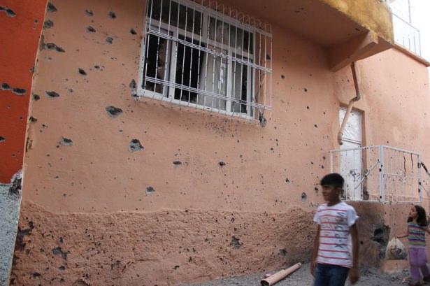 <div>Diyarbakır Valiliği, PKK'nın şehir yapılanması YDG-H üyeleri tarafından, Sur İlçesi'nde hendeklerin kazıp bomba yerleştirildiği bilgisi üzerine Pazar günü 05.00'da sokağa çıkma yasağı ilan etti.</div>

<div> </div>
