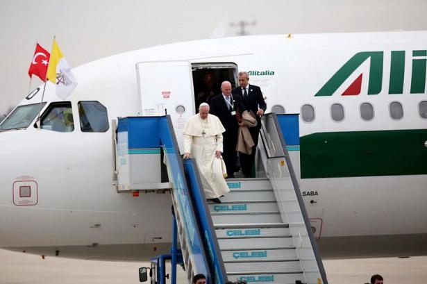 <p>Katolik aleminin ruhani lideri Vatikan Devlet Başkanı Papa Franciscus, İstanbul'a geldi.</p>

<p> </p>
