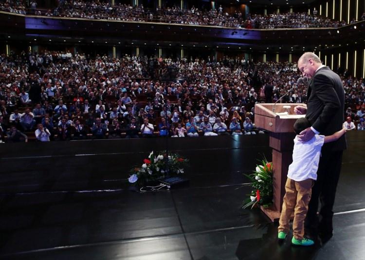 <p>Cumhurbaşkanı Recep Tayyip Erdoğan, Beştepe Millet Kongre ve Kültür Merkezi'nde düzenlenen 15 Temmuz Şehitleri Anma Programı'na katıldı. Cumhurbaşkanı Erdoğan ve eşi Emine Erdoğan, programa katılan şehit ve gazi aileleri ile yakından ilgilendi.</p>
