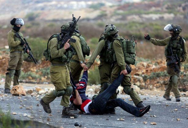 <p>Ramallah kentinde Birzeit Ünivesitesi öğrencilerinin Bet El'deki Yahudi yerleşim birimi kontrol noktası yakınlarındaki gösterisine İsrail askerleri müdahale etti.</p>

<p> </p>
