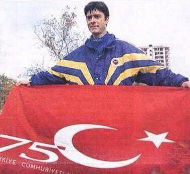 <p>Fenerbahçe Teknik Direktörü Joachim Löw,Cumhuriyetin 75.yılını kutluyor (1998)</p>