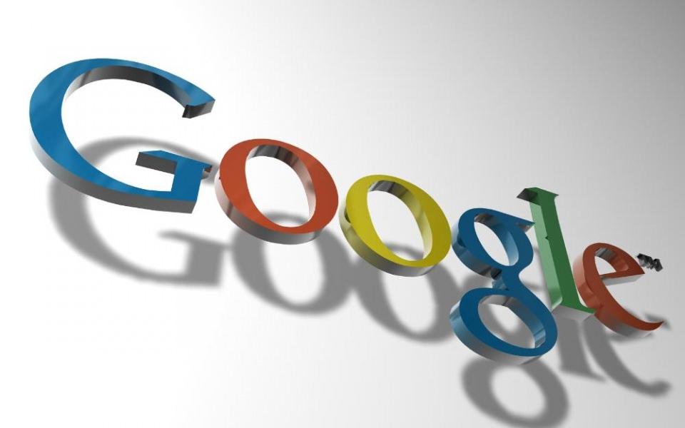 <p><strong>Google</strong></p>

<p>Google, “googol” sözcüğünün üzerinde değişiklik yapılarak ortaya çıktı. Edward Kasner isimli Amerikalı matematikçinin yeğeni Milton Sorotta tarafından üretilen “googol” kelimesi 1 ve onun ardından 100 sıfırın gelmesiyle oluşan rakamı belirten matematiksel bir terim aslında. Google'ın bu ismi internetteki bilgi selini organize etme misyonunu gösteriyor.</p>
