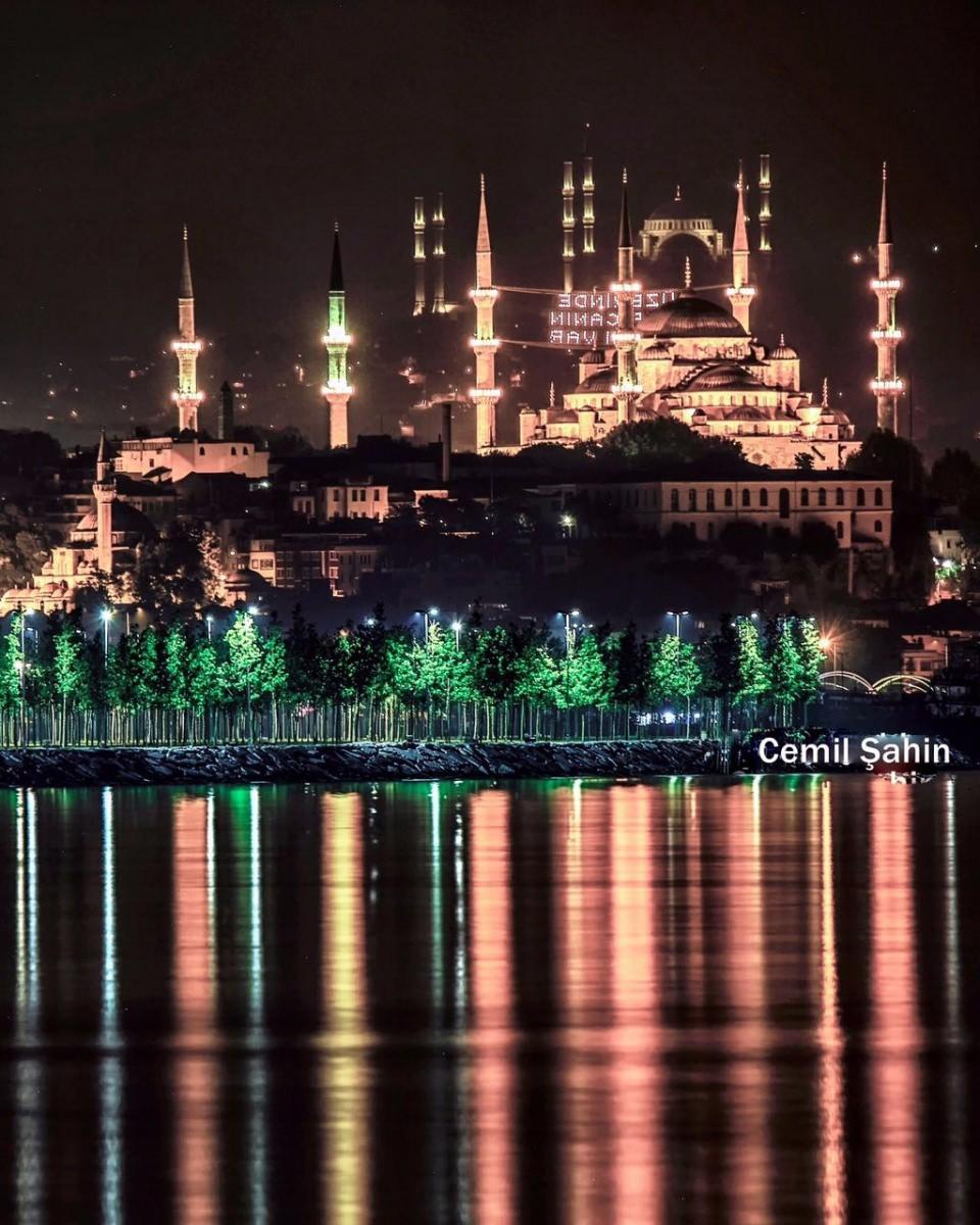 <p><em>Çamlıca camii bir taraftan sona yaklaşırken bir taraftan da İstanbul'un güzelliğine güzellik katıyor...</em><br />
<br />
<em>Özellikle de Ramazan ayında...</em></p>
