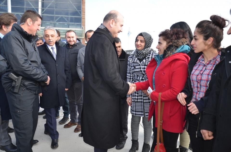 <p>Havaalanından ilçe merkezine geçen Bakan Soylu ve beraberindekiler, esnafı ziyaret ederek sorunlarını dinledikten sonra bir kafeteryada kahvaltıya katıldı. </p>

