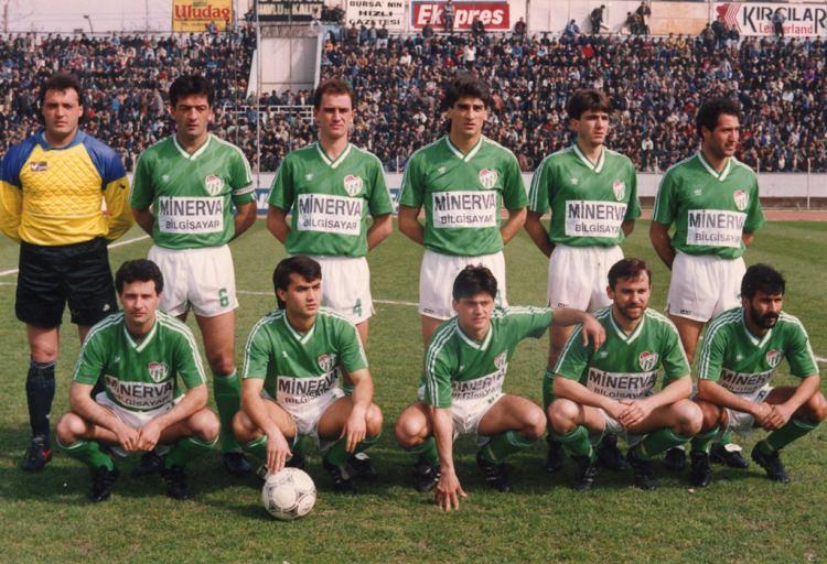<p>BURSASPOR 1990-1991<br />
<br />
Soldan sağa</p>
<p><strong>Ayaktakiler:</strong> Gherorghe Nitu, Nejat Biyedic, Taner Ertaş, Erhan Kiremitçi, Turan Şen, Adnan Örnek.</p>
<p><strong>Oturanlar:</strong> Mircea Rednic, Ersel Uzgur, Ali Nail Durmuş, Andrzej Palasz, Arif Kocabıyık.</p>