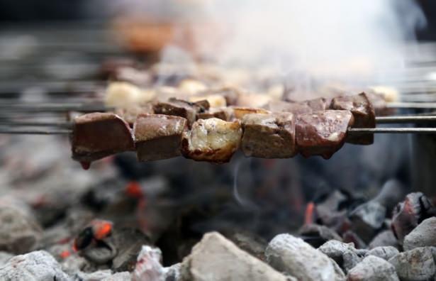 <p>Kebap kenti Adana'nın tarihi Kazancılar Çarşısı'ndaki ciğer kebabıyla gün ağarırken kahvaltı yapma geleneği, 100 yılı aşkındır sürüyor.</p>
