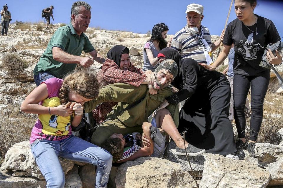 <p>Batı Şeria'da Ramallah'ın batısındaki Nebi Salih bölgesinde toplanan bir grup gösterici, Yahudi yerleşim birimi inşası ve ayrım duvarını protesto etti. Gösteriye katılan bir çocuğu gözaltına almaya çalışan Israil askeri ile çocuğun yakınları arasında arbede yaşandı</p>