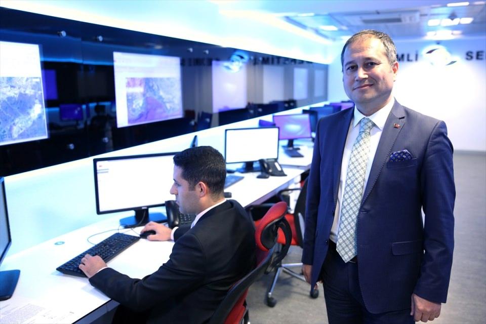 <p>"Ev hapsinde iki ana cihaz kuruluyor. Saat benzeri cihaz kişinin ayağına takılıyor. Diğer ana verici cihaz da kişinin evinde bulunuyor. </p>
