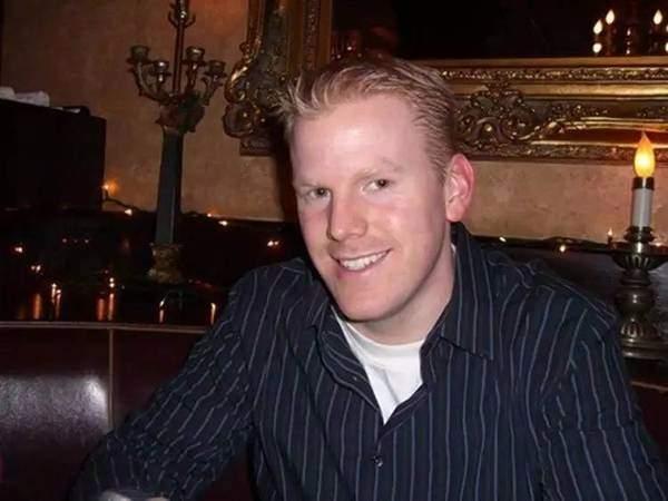 <p>2011 yılında Facebook'tan ayrılarak birkaç iş arkadaşıyla birlikte Slow Ventures isimli risk sermayesi finansmanı sağlayan bir girişimi kurarak başına geçti.</p>

<p> </p>

<ul>
</ul>

<ul>
</ul>
